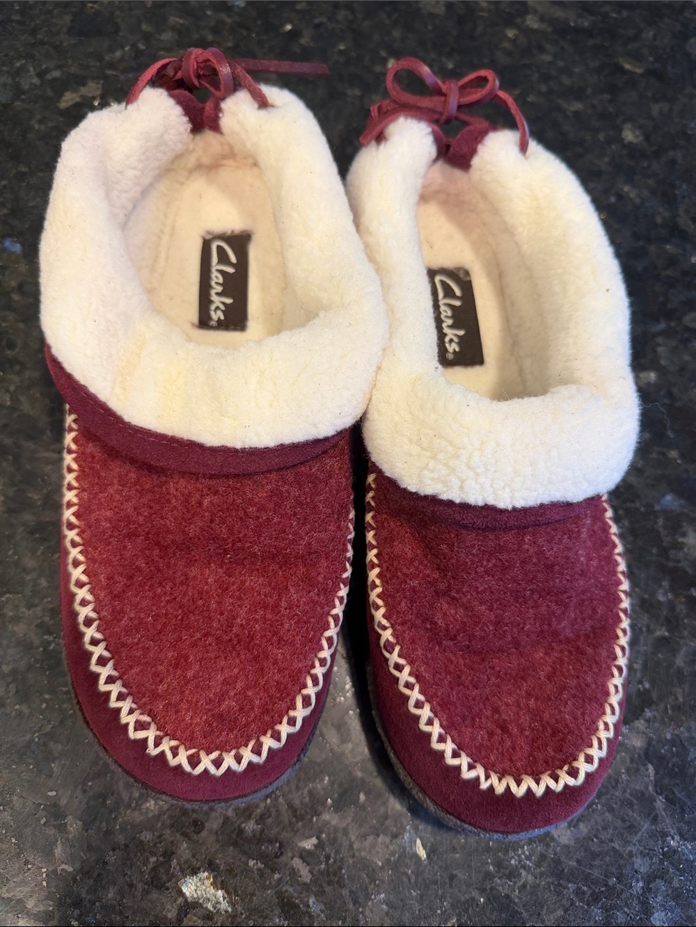 Clarks women Wine and Cream Sherpa-Trim Slip-On Slippers size 7